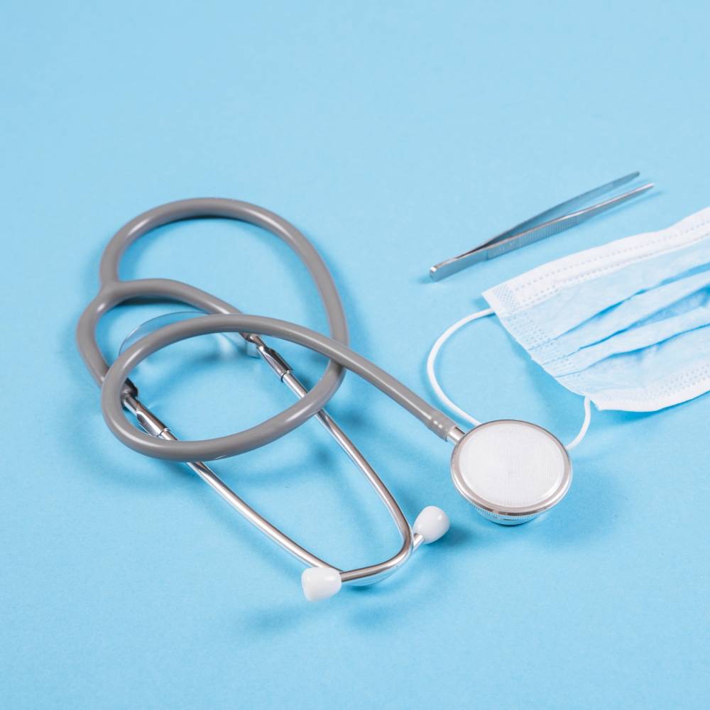 Instruments_stethoscope-masque-chirurgical-ciseaux-pince-epiler