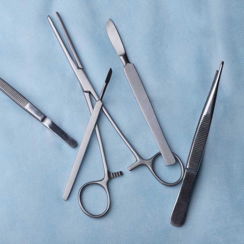 vue-dessus-du-scalpel-autres-instruments-medicaux